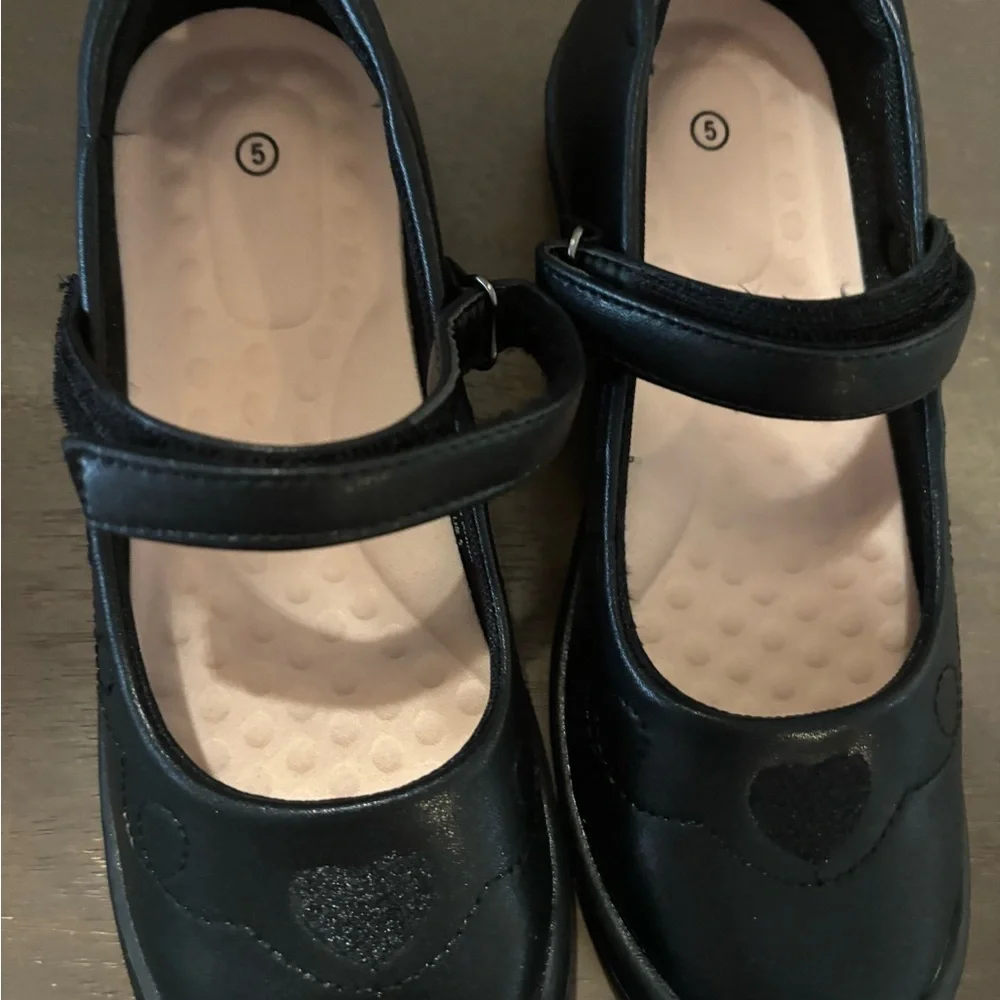 Classic Black Mary Jane Kids Shoes with Heart Detail Sz 5 Kids